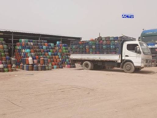 Camion de distribution avec bouteilles de gaz